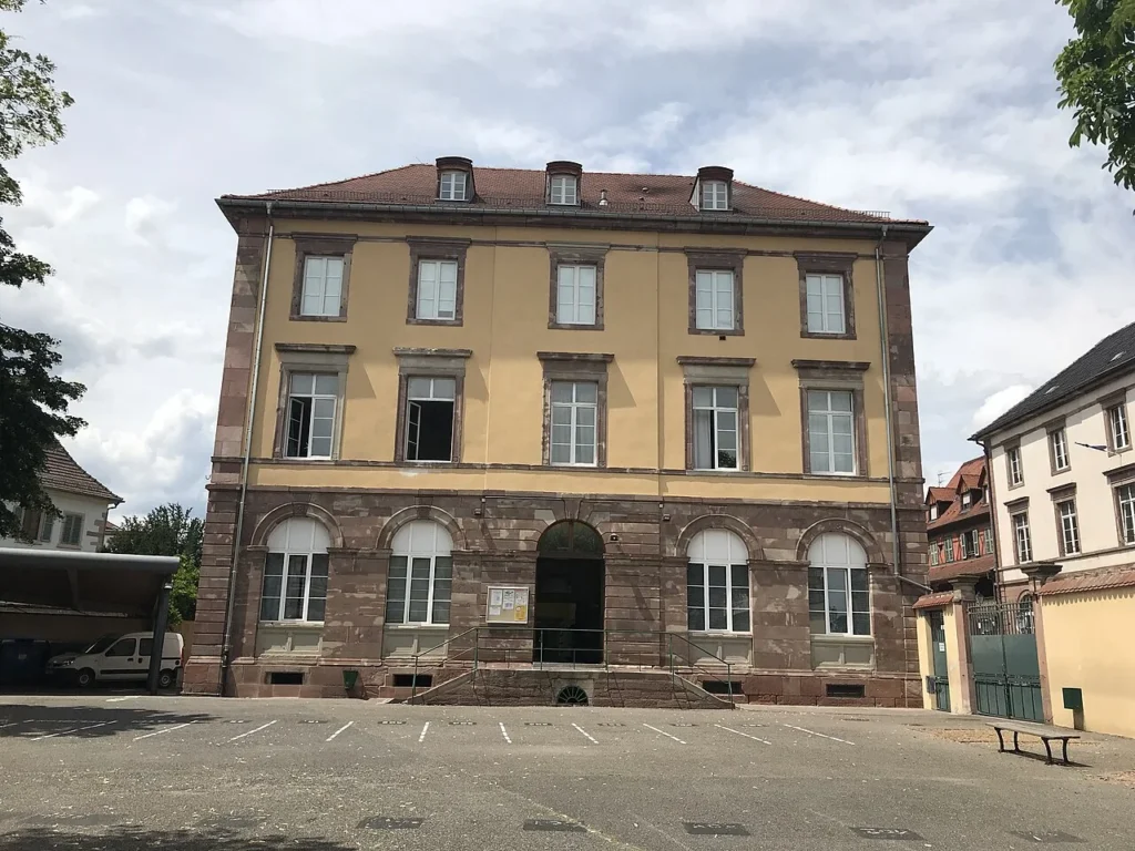 Façade est du bâtiment du collège Victor Hugo à Colmar