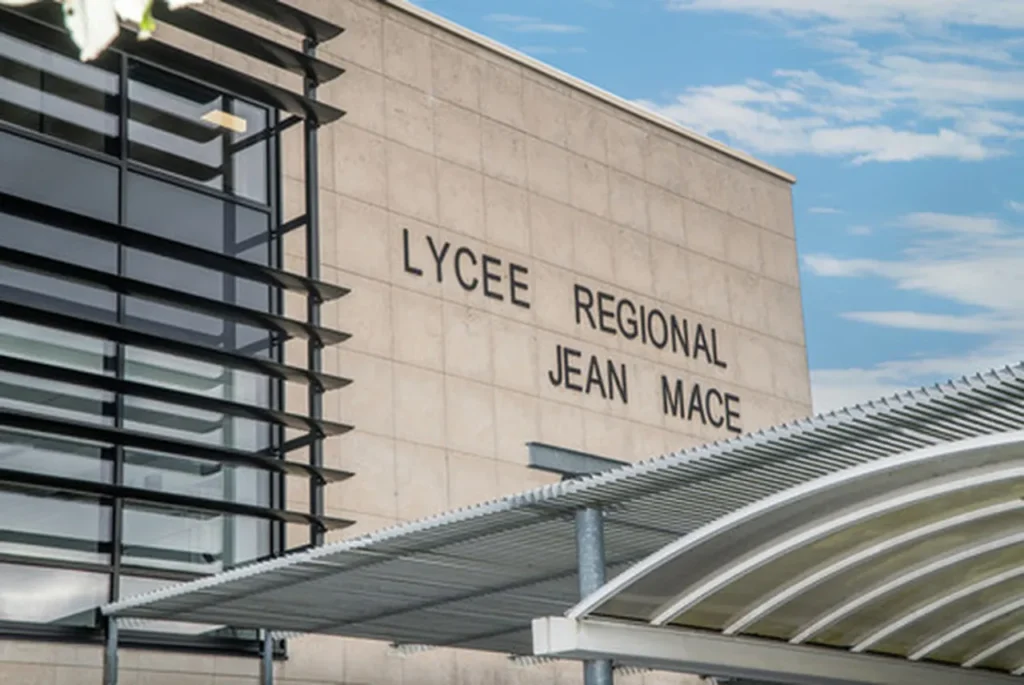 Locaux — LYCEE GENERAL ET TECHNOLOGIQUE JEAN MACE