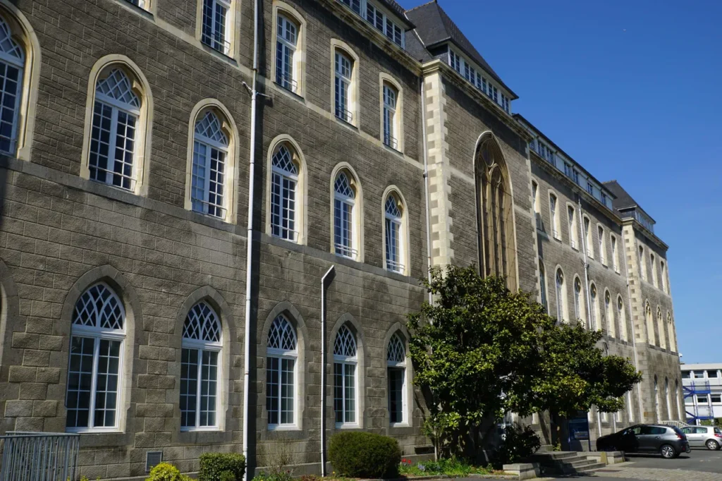 Bâtiment — Collège Saint-Charles La Providence