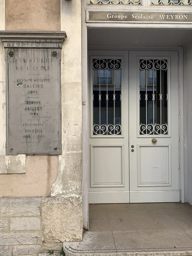 Groupe scolaire Aveyron (Lyon 1er arrondissement) et sa plaque des donateurs.